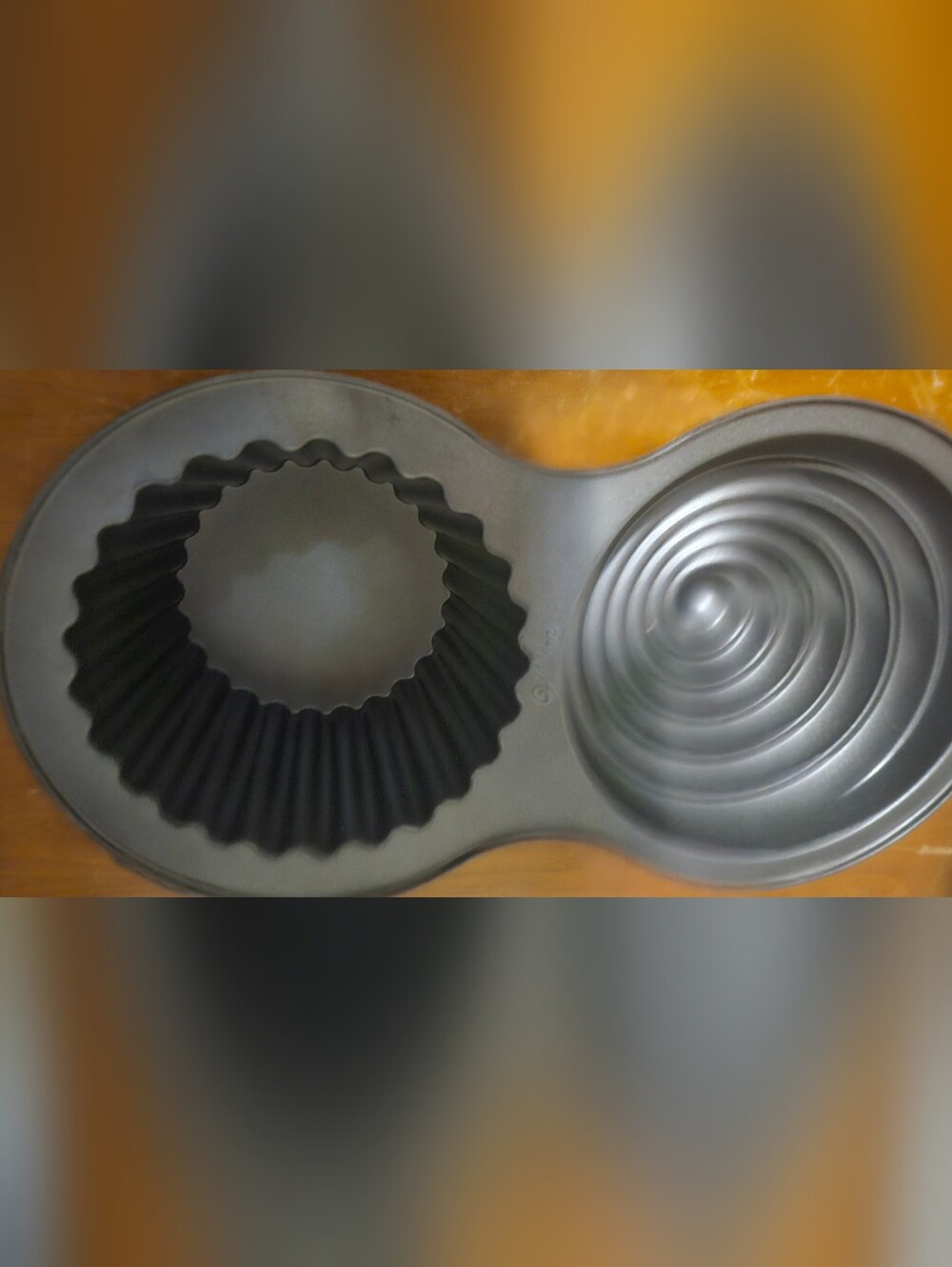 Giant Wilton Dual-Shape CupCake Pan - Black